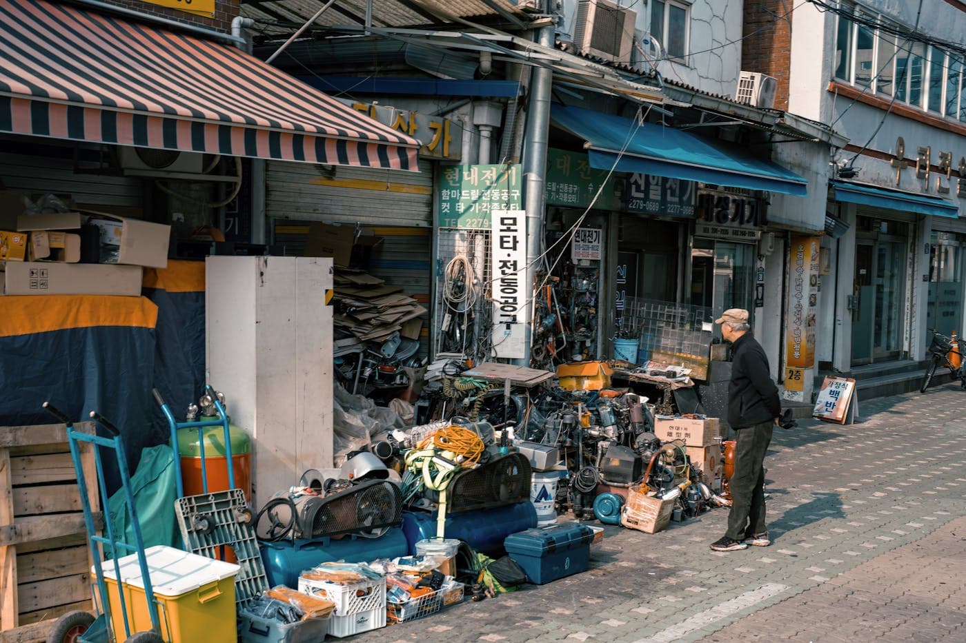 Korean Gift-Giving Culture: What to Bring, Avoid, and What It Means