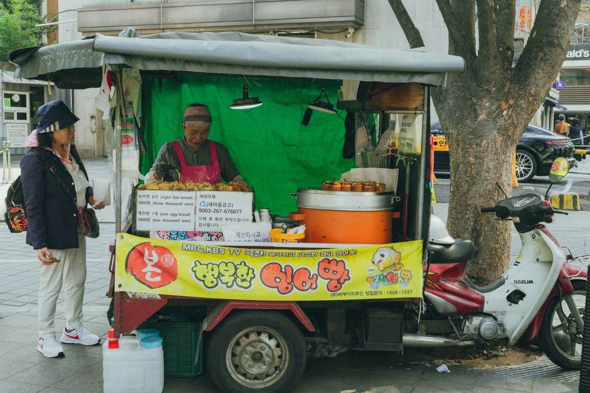 Korean Subway Snacks Guide 2026: Deli Manjoo, Fish Bread, Hotteok, and Station Food