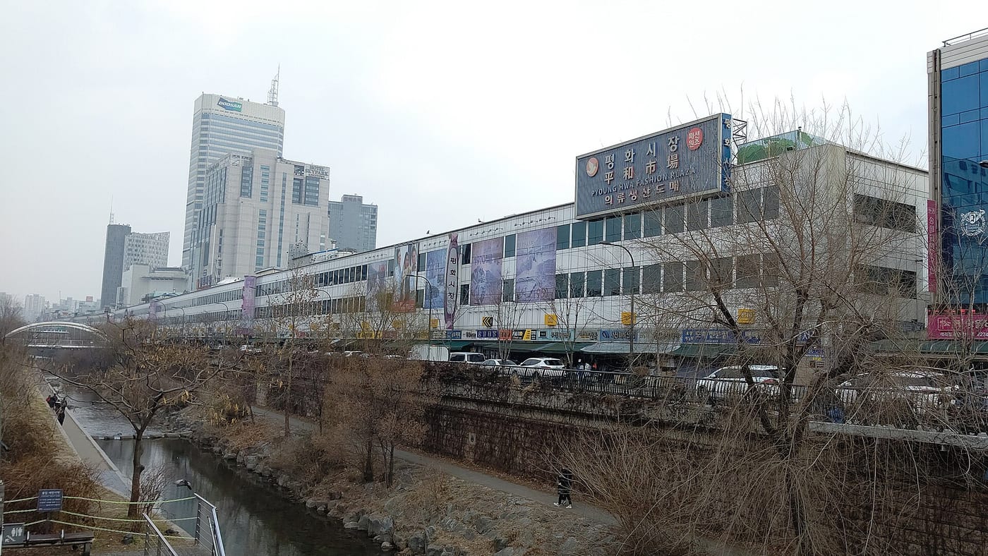 Korean Apparel Manufacturers 2026: Dongdaemun Sourcing Guide