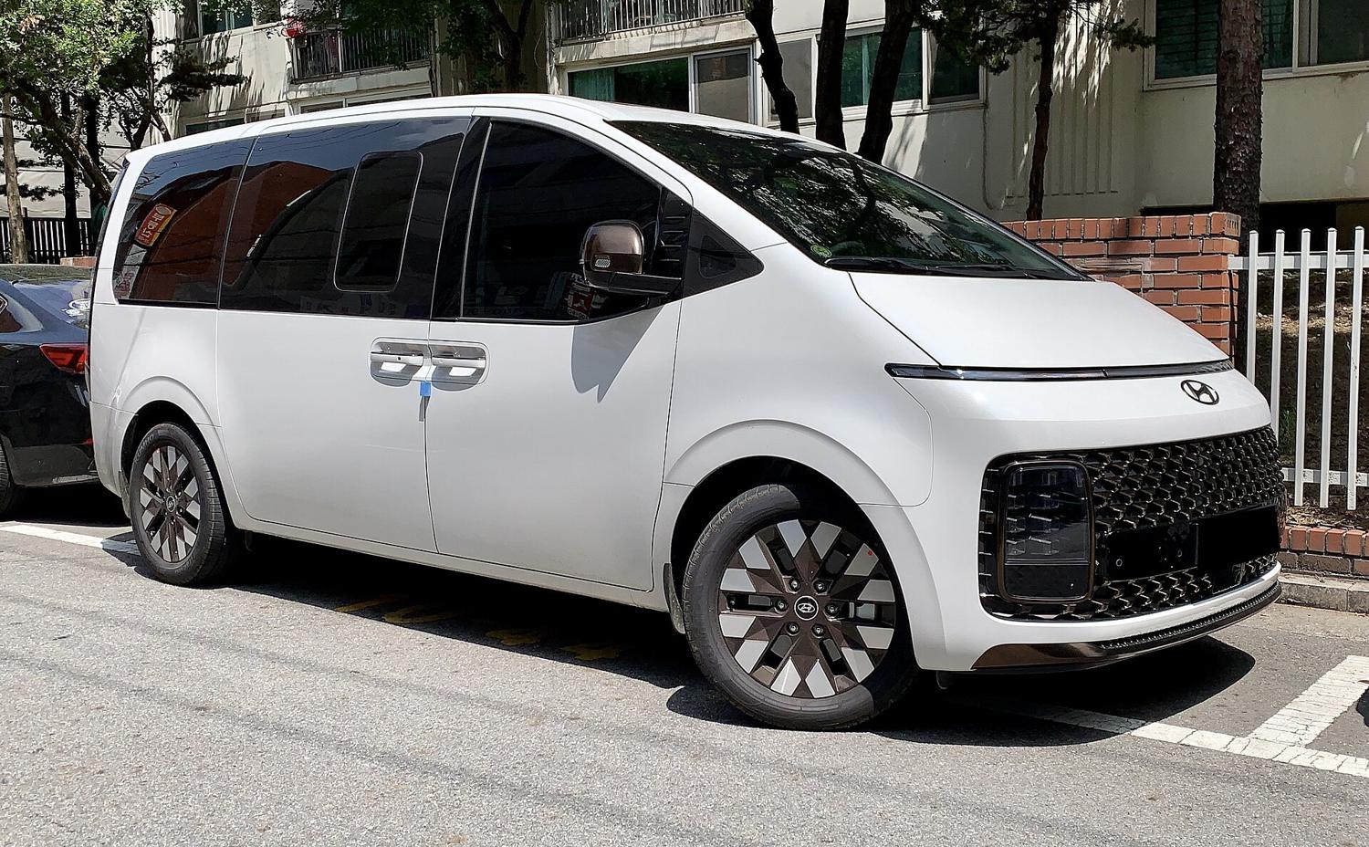 Kakao Venti, Korea's Big Taxi: The Van That Costs the Same as a Sedan by Day, Incheon Airport Fares for Four Suitcases, and K-RIDE, Uber Premier Van, i.M and TADA Compared