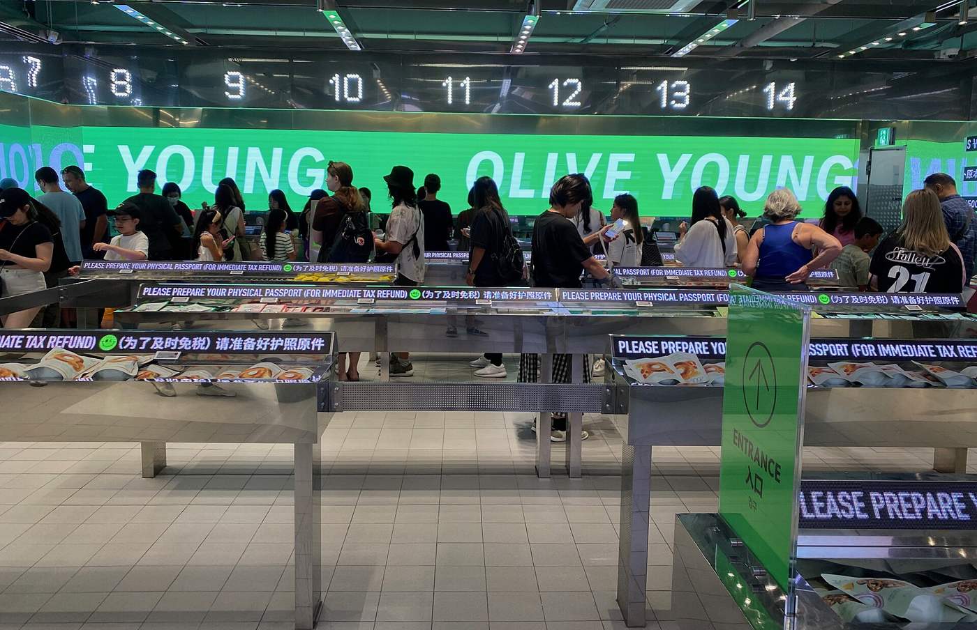 Where Foreign Cards Actually Get Swiped in Korea: Seoul Takes 65%, Dermatology Takes 40% of Service Spending, the Top 1% of Shops Take 67%, and ₩166,000 Per Foreign Service Payment