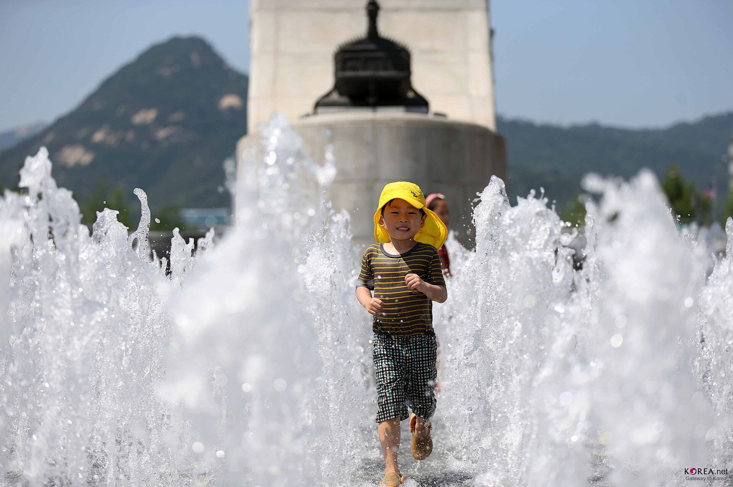 Is Korea Kid-Friendly? What Foreign Parents Report — and What Korean Data Shows: Strangers Who Hand Out Tangerines, 114 No-Kids Zones, and the 68% Who Accept Them
