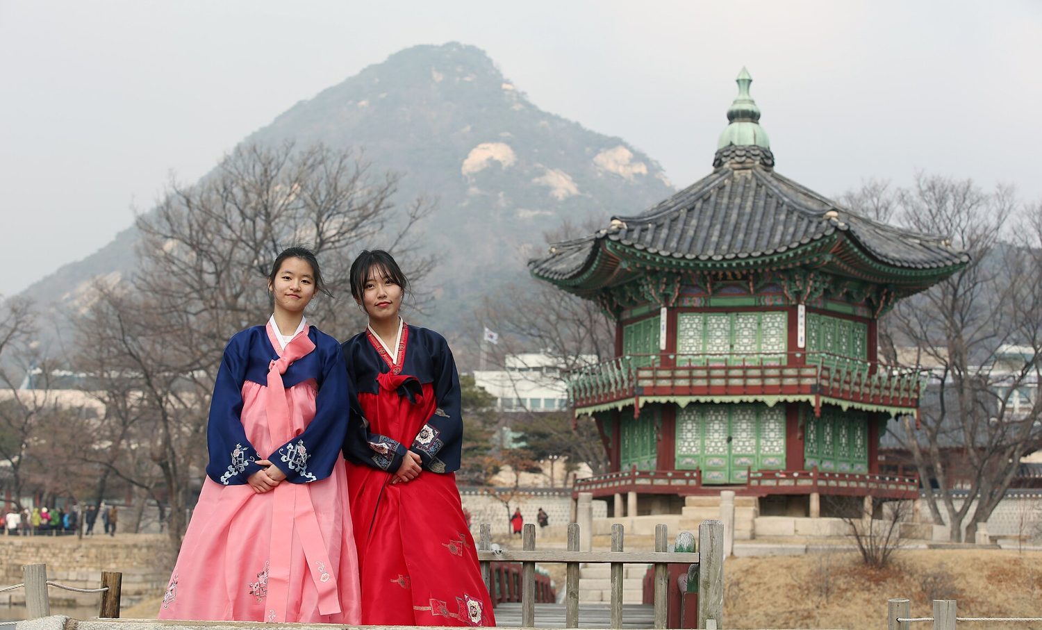 Seollal 2027 in Korea Is 7 February, Not the 6th: the 6–9 February Holiday, When Train Seats Sell, and What Closes
